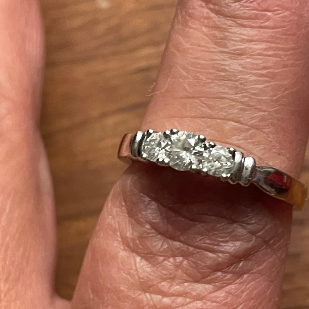 3 stone diamond ring - Picture 2 of 7